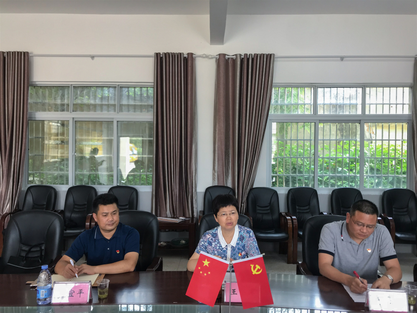 7.10日 荆州市妇联主席一行调研八宝小学支教情况 摄影：刘磊杰1的副本_副本.jpg